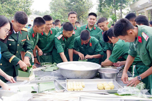 Sôi nổi Hội thi gói bánh chưng, bánh tét tại Sư đoàn 309