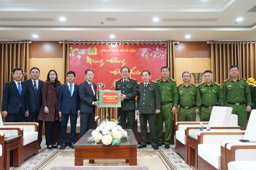 Bí thư Thành ủy Nguyễn Văn Quảng thăm, chúc Tết các đơn vị làm nhiệm vụ trực Tết
