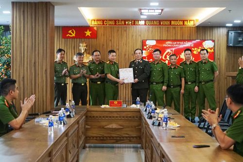 Thiếu tướng Vũ Xuân Viên – Giám đốc Công an TP Đà Nẵng thăm, tặng quà và chúc Tết công an các đơn vị
