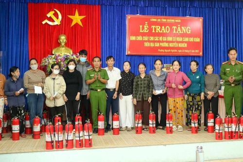 Ủng hộ 1 ngày lương để tặng bình chữa cháy cho các hộ nghèo, nhân dịp tết Nguyên đán Ất Tỵ năm 2025