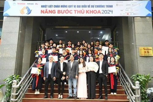 Cô gái người Mường đạt học bổng Nâng bước thủ khoa: Nghèo khó chưa bao giờ là lý do để từ bỏ ước mơ