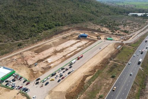 Nhiều phương tiện ghé trạm dừng nghỉ tạm trên đường cao tốc Vĩnh Hảo - Phan Thiết