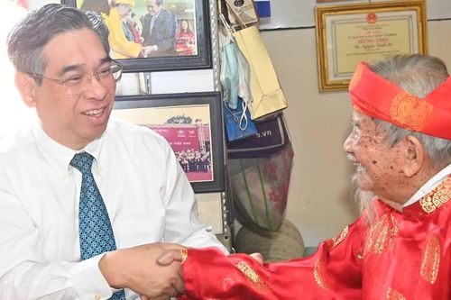 Đồng chí Nguyễn Phước Lộc thăm cá nhân tiêu biểu có nhiều đóng góp cho thành phố