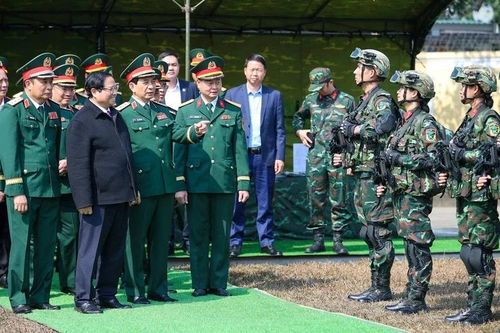 Thủ tướng kiểm tra công tác ứng trực và chúc tết một số đơn vị của Bộ Công an, Bộ Quốc phòng