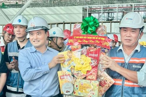 Phó Chủ tịch UBND TPHCM Bùi Xuân Cường thăm, chúc tết công nhân tại công trình Nhà ga T3