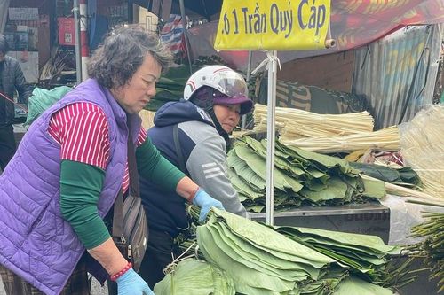 Chợ lá dong lớn nhất Hà Nội tấp nập người bán kẻ mua