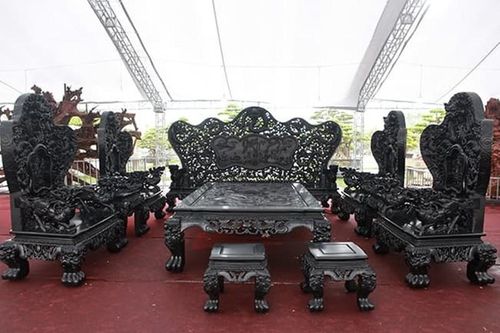 Bộ bàn ghế bằng gỗ sưa giá 100 tỷ có gì đặc biệt?