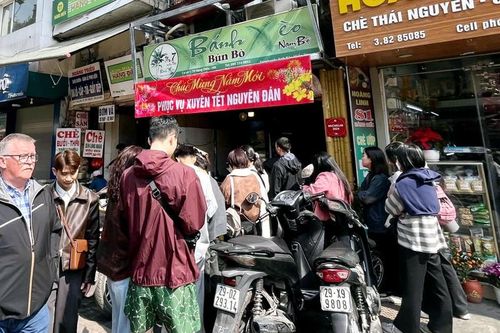 Hàng quán tấp nập ngày cuối năm, khách xếp hàng chờ phục vụ