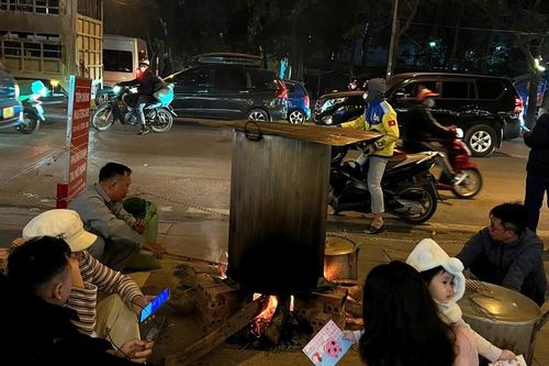 Dân chung cư 'lên lửa' luộc bánh chưng, ấm lòng tình làng nghĩa xóm