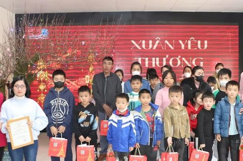 Trao tết yêu thương đến bệnh nhân ung thư Nghệ An