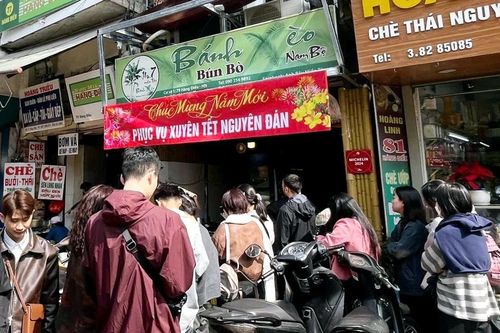 Hàng quán ở Hà Nội tấp nập, khách xếp hàng chờ phục vụ