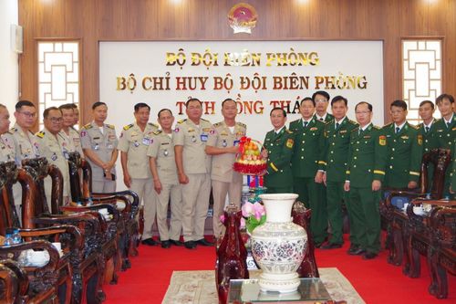 Ty Công an tỉnh Pray Veng thăm, chúc Tết Bộ Chỉ huy BĐBP Đồng Tháp