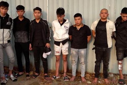 Cảnh sát vây bắt nhóm giang hồ, cứu cô gái bị bắt cóc