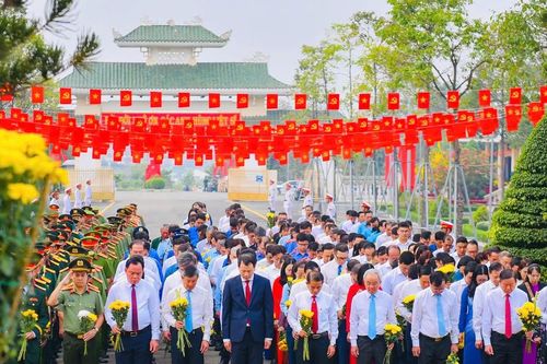 Lãnh đạo tỉnh Đồng Nai viếng nghĩa trang liệt sĩ nhân dịp Tết Nguyên đán Ất Tỵ