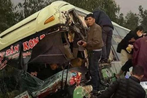 Xe khách chở hàng chục người về quê đón Tết bị lật
