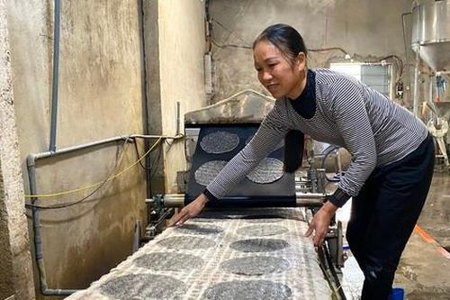 Thợ làng bánh đa xứ Nghệ nhộn nhịp luôn tay dịp Tết