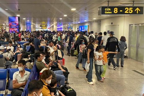 Có mặt ở sân bay từ 3h sáng để chờ khởi hành lúc 6h