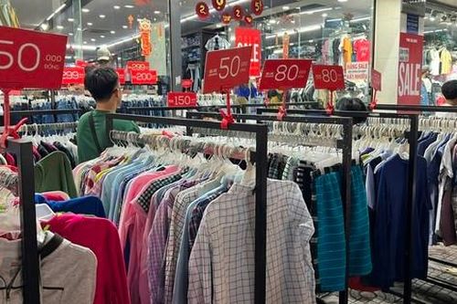 Giảm giá 'sập sàn', tiểu thương phố thời trang vẫn ngóng khách