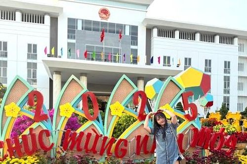 Trụ sở UBND tỉnh Sóc Trăng mở cửa cho người dân check in xuyên Tết