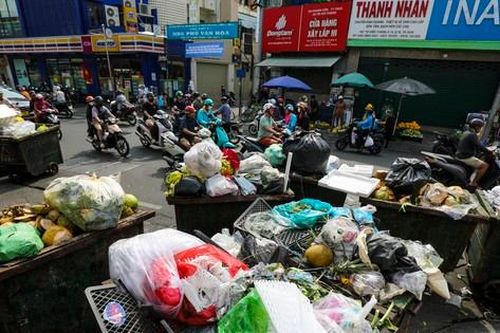 Cận Tết, rác ùn ứ nhiều tuyến đường ở TPHCM