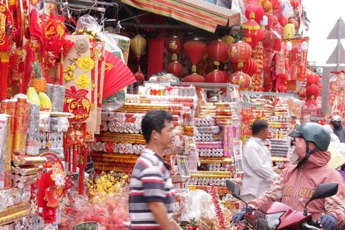 Đồ trang trí Tết nhuộm đỏ 'chợ may mắn', người dân đến mua, rước lộc về nhà