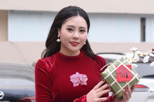 Hoa hậu Phan Kim Oanh cùng các chiến sĩ công an thăm gia đình khó khăn