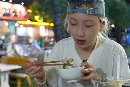 'Thánh ăn Hàn Quốc' trở lại Việt Nam vì 1 món, ăn 4 bát hết gần nửa triệu