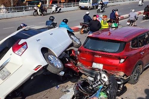 Hà Nội: Đạp nhầm chân ga, tài xế ô tô lao lên xe máy gây ra vụ tai nạn liên hoàn