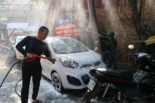 Giá rửa ô tô ngày 28 Tết lên tới 200.000 đồng, khách vẫn chấp nhận chờ đến lượt