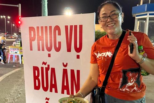 Quán ăn 'độc lạ' ở Long An ngày giáp Tết, bà chủ ra đường mời khách ăn miễn phí