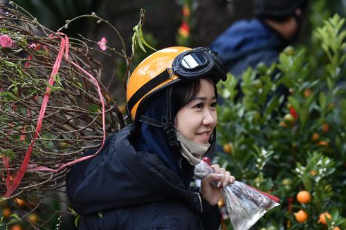 Khách tấp nập, các chợ hoa ở Hà Nội vẫn treo biển giảm giá, xả hàng