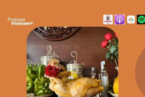 Vì sao gà cúng Giao thừa thường ngậm một bông hoa hồng đỏ?