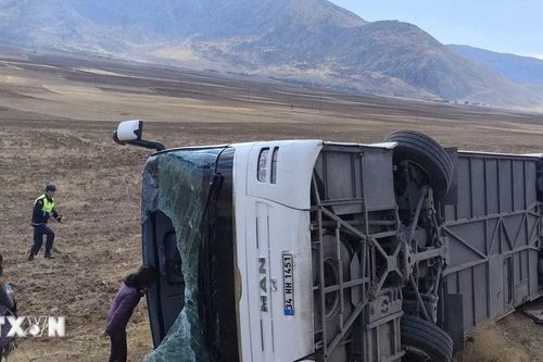 Lật xe buýt ở miền Nam Bolivia khiến hàng chục người thương vong