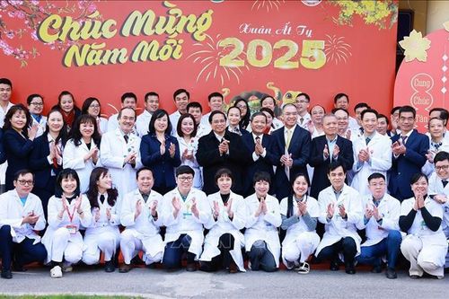 Thủ tướng Phạm Minh Chính chúc Tết cán bộ, y sĩ, bác sĩ và nhân viên ngành y tế