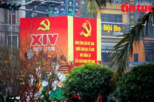Đường phố Hà Nội rợp cờ hoa mừng Đảng, mừng Xuân Ất Tỵ 2025