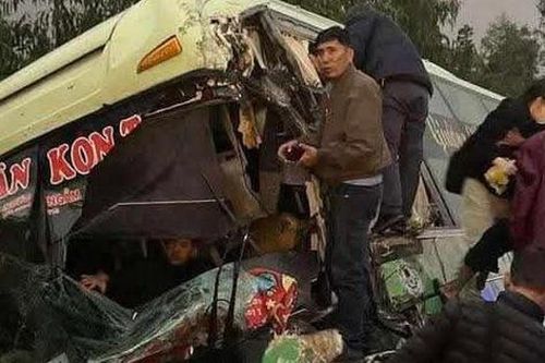 Xe chở hành khách về Tết bị lật tại đèo Ngang