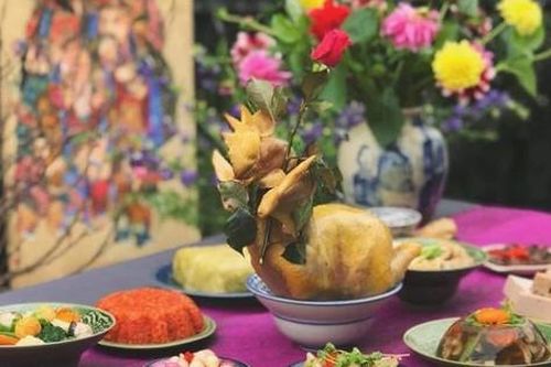 Vì sao gà cúng Giao thừa thường ngậm một bông hoa hồng đỏ?