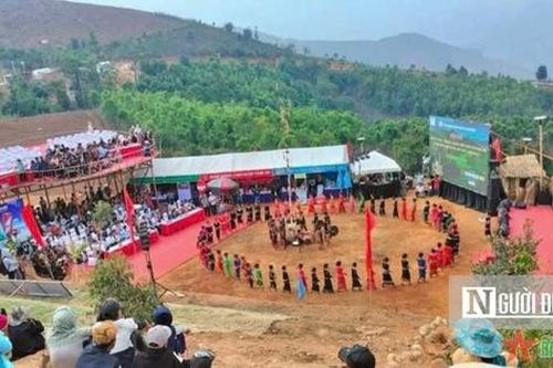 Sắc xuân trên ngôi làng tái định cư Tu Thó