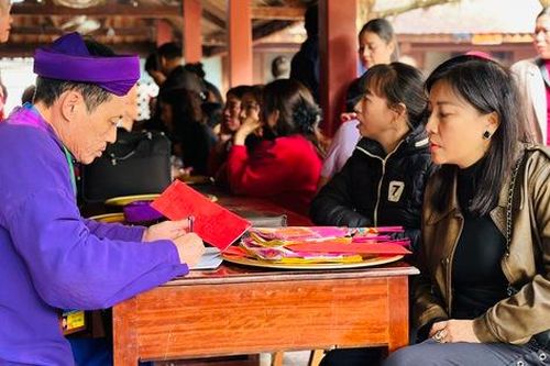 Hàng trăm du khách đổ về Đền thờ quý phi Nguyễn Thị Bích Châu dịp cuối năm