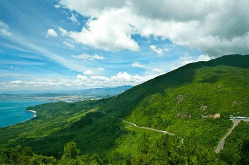 Những đỉnh núi cao nhất nằm trên dãy Hoàng Liên Sơn, cách mặt nước biển 3143m