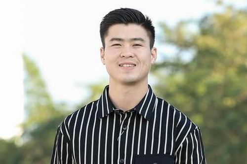 Duy Mạnh ra dáng 'bố bỉm', chăm con chu đáo dù ngày cuối năm bận rộn