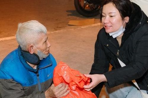 Trao tặng hơn 100 suất quà Tết cho người vô gia cư, trẻ mồ côi