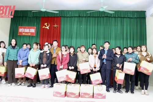 Tặng quà người lao động có hoàn cảnh khó khăn tại huyện Quảng Xương