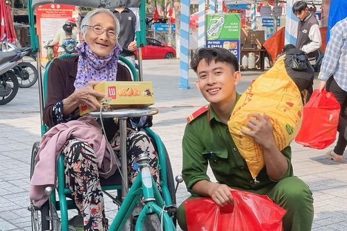 Hơn 200 triệu đồng tổ chức gian hàng Tết '0 đồng'