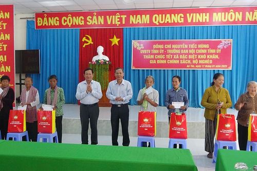 Trên 21.500 phần quà Tết cho người dân huyện Tri Tôn