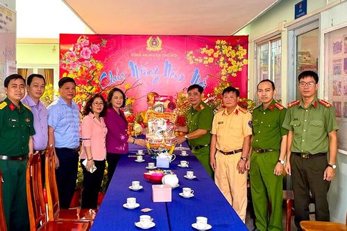 Lãnh đạo huyện Chợ Mới thăm, chúc Tết các đơn vị trực Tết Nguyên đán