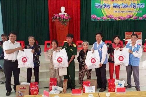 Hội Từ thiện tỉnh tặng trên 1,1 ngàn phần quà giúp người có hoàn cảnh khó khăn đón Tết