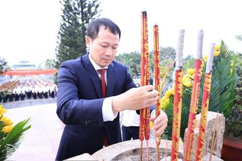Bí thư Tỉnh ủy Vũ Hồng Văn dẫn đầu đoàn đại biểu viếng Nghĩa trang liệt sĩ tỉnh, dâng hương Đền thờ Nguyễn Hữu Cảnh và Văn miếu Trấn Biên