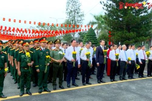 Lãnh đạo tỉnh viếng Nghĩa trang liệt sĩ tỉnh, dâng hương tại Đền thờ Nguyễn Hữu Cảnh và Văn miếu Trấn Biên