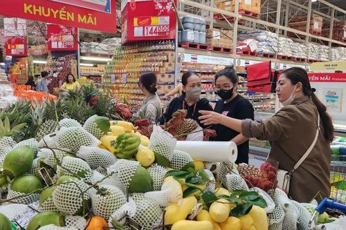 Trái cây, hoa tươi chưng Tết 'hút hàng', giá tăng